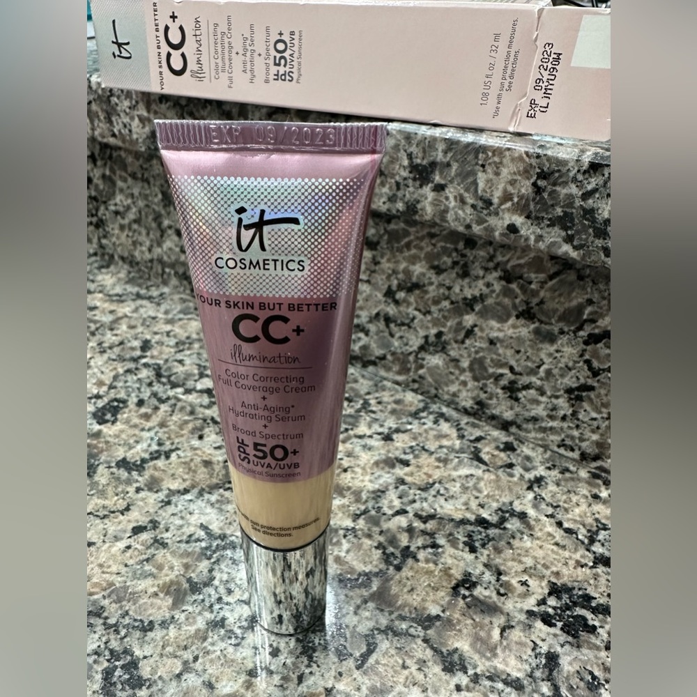 Brand New - It Cosmetics- YOUR SKIN BUT BETTER СС+ Illumination - Light
